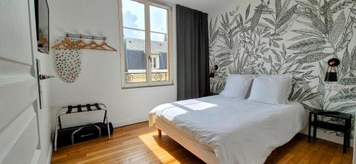a bedroom with a bed and a window at Appartement Premium dans une belle demeure - Hyper centre-ville de Reims in Reims