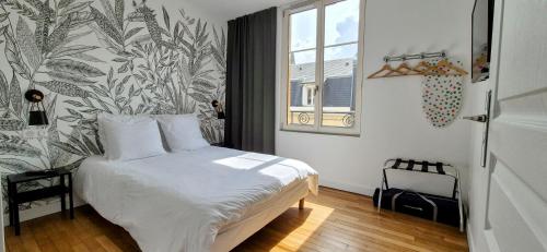- une chambre avec un lit et une fresque murale dans l'établissement Appartement Premium dans une belle demeure - Hyper centre-ville de Reims, à Reims