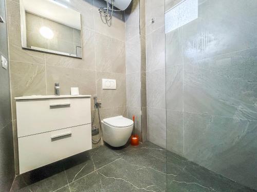 een badkamer met een toilet en een douche bij Vacation 988 in Durrës