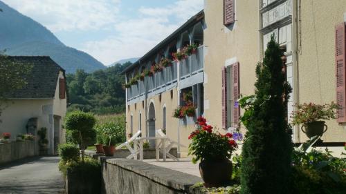 un edificio con dei fiori sul lato di Maison Palu a Asson