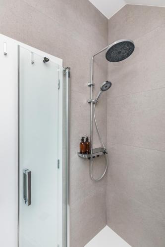 eine Dusche mit Duschkopf im Badezimmer in der Unterkunft Casa Cava in Pučišća