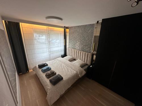een slaapkamer met een bed met 2 kussens erop bij Elegant Apartment Minutes from Paris in Issy-les-Moulineaux
