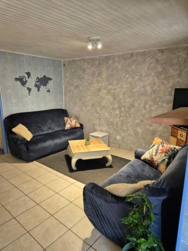 un salon avec deux canapés et une table basse dans l'établissement Maison dans le Sancy, à Le Vernet-Sainte-Marguerite