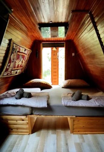 twee bedden in het midden van een kamer bij Pola vendégház in Miskolc