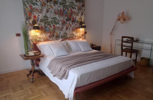 - une chambre avec un grand lit éclairé dans l'établissement Il Nido Segreto b&b-Villa Varinelli, à Varano Borghi