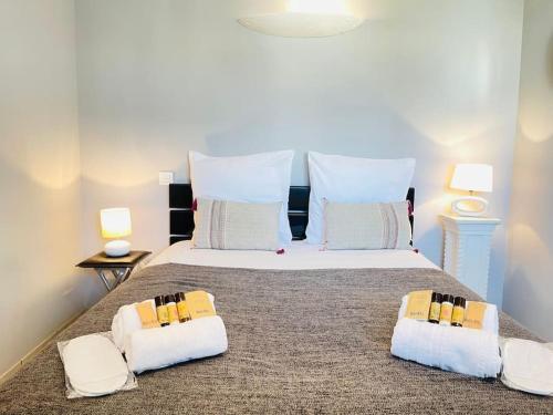 une chambre avec un grand lit avec deux oreillers dans l'établissement Liberty Fréjus plage vue mer panoramique, à Fréjus