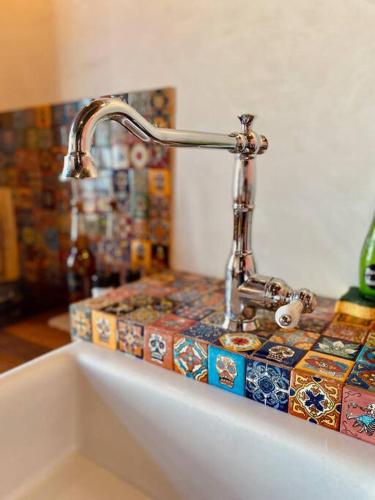 - un évier avec un robinet au-dessus d'un comptoir dans l'établissement L'Atelier- Loft d'Artiste Aménagé, centre-ville, à Sète