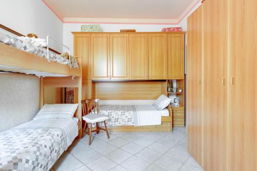 1 dormitorio con 2 camas y 1 litera en Casa Rosa, en Fluminimaggiore
