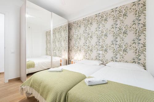 a bedroom with two beds with a green blanket at Jayan Diamond Refugio de Lujo en la Costa de Jávea in Aduanas