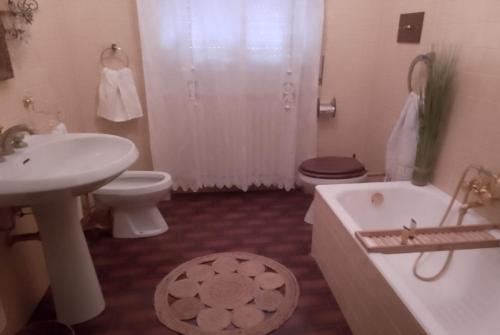 y baño con lavabo, aseo y bañera. en Il Nido Segreto b&b-Villa Varinelli, en Varano Borghi