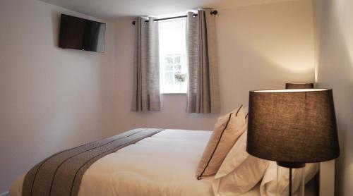 Lemon Tree Rooms - Newly Refurbished Coastal Stayにあるベッド