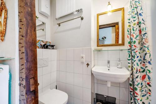 y baño con lavabo, aseo y espejo. en Kristallzimmer - Studio en Maring-Noviand