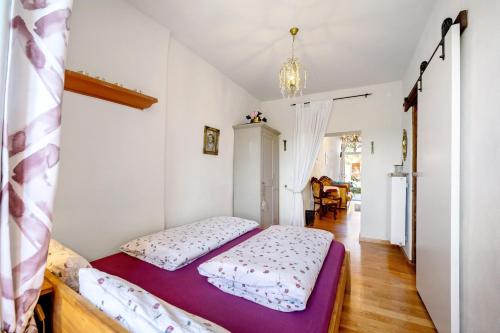 1 dormitorio con 1 cama de color púrpura en una habitación en Kristallzimmer - Studio en Maring-Noviand