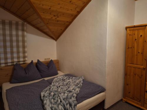 una camera con letto e soffitto in legno di Haus Rieder a Pfarrwerfen