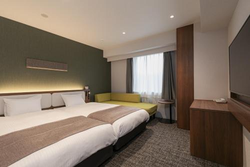 Postel nebo postele na pokoji v ubytování Shimanami PRIME HOTEL IMABARI