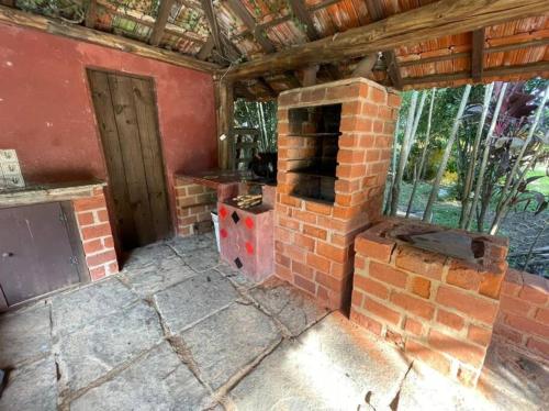 an outdoor brick oven in a brick house at Casa amarela in Juiz de Fora
