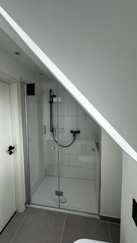a bathroom with a shower with a glass enclosure at City-Apartment in bester Lage in Münster