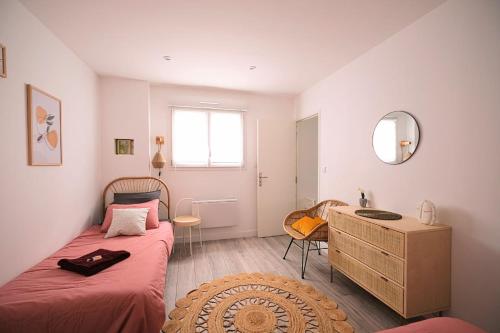 une chambre avec un lit, une commode et un miroir dans l'établissement Dewailly, 2 chambres, 3 lits, élégant, 700m centre ville, à Amiens
