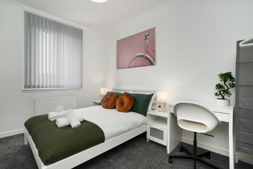 Cambusnethan的住宿－Free Parking - 2 Bedroom Flat，一间卧室配有一张带桌子和椅子的床