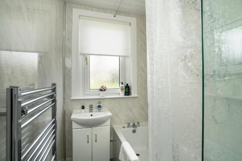 Ένα μπάνιο στο Free Parking - 2 Bedroom Flat