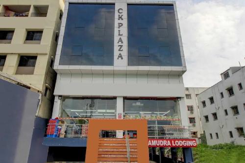 um edifício com um sinal para um alojamento de turismo selvagem em OYO Samudra Executive em Pune
