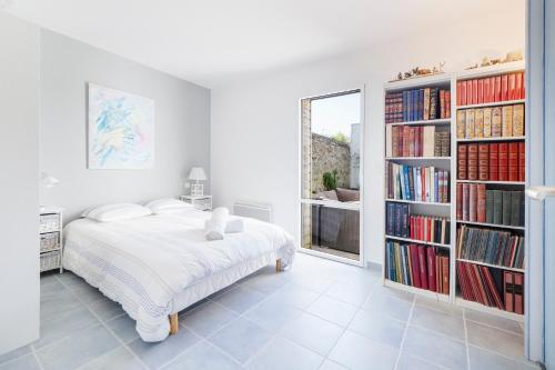 Ένα ή περισσότερα κρεβάτια σε δωμάτιο στο Maison tout à pied Le Croisic