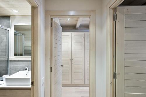 a bathroom with a sink and a mirror at Luderna - Apartamento con terraza Val de Ruda A28 les Ours Polaires in Baqueira-Beret