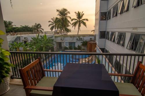 uma varanda com mesa e cadeiras e uma piscina em Sealight Villa and House Phu Quoc em Duong Dong