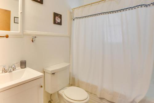 La salle de bains blanche est pourvue de toilettes et d'un lavabo. dans l'établissement Charming Danville Home Less Than 5 Mi to Caesars Virginia!, à Danville