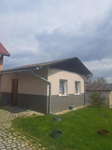 uma casa com duas janelas e um cano em Mieszkanie Nowa Łomnica em Duszniki Zdrój