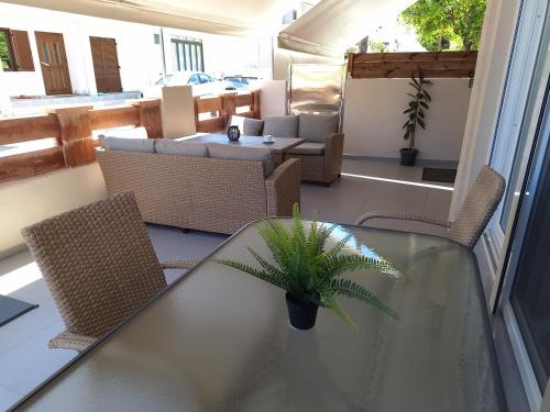 Coin salon dans l'établissement New & modern apt near Heraklion-airport & sea