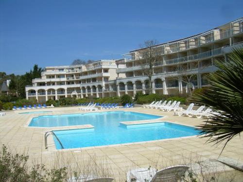 une grande piscine en face d'un grand bâtiment dans l'établissement ROYAL PARK La BAULE PISCINES, à La Baule
