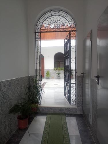 uma porta aberta com um tapete verde num corredor em Apartamento Centro em Montoro