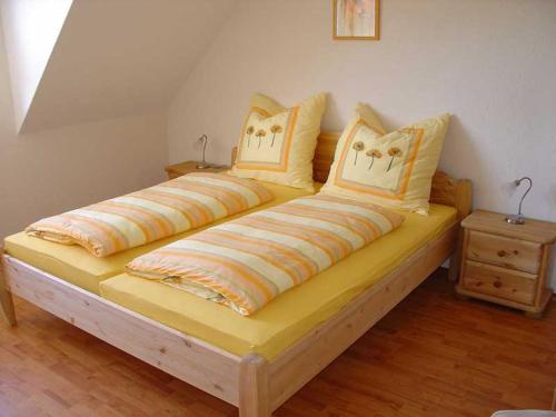uma cama com duas almofadas num quarto em Budererhof em Freiamt