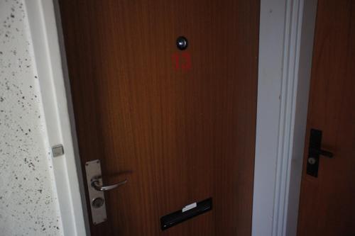 uma porta com um relógio vermelho em (id038) Gormsgade 96 3 sal dør 13 em Esbjerg