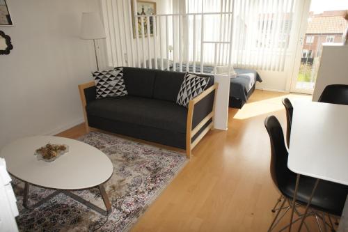 uma sala de estar com um sofá e uma mesa em (id038) Gormsgade 96 3 sal dør 13 em Esbjerg