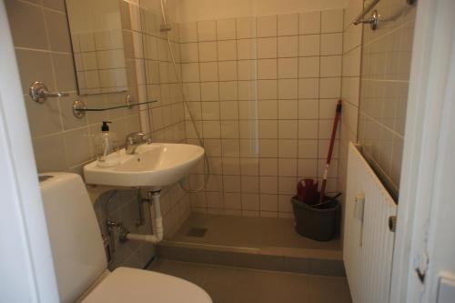 uma casa de banho com um WC e um lavatório em (id038) Gormsgade 96 3 sal dør 13 em Esbjerg