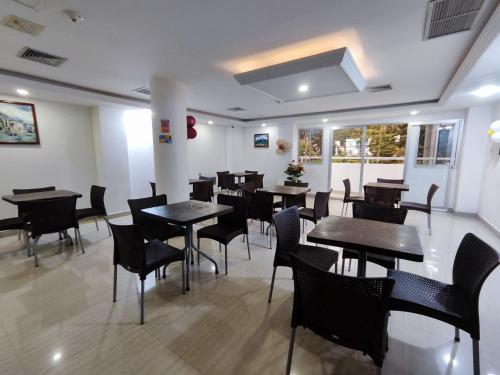restauracja ze stołami i krzesłami w pokoju w obiekcie HOTEL MILLA SUITES MERIDA w mieście Mérida