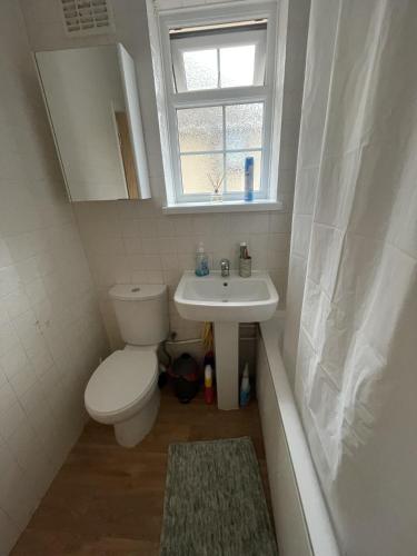 A bathroom at Immaculate 3-Bed House in Luton