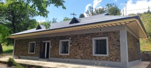 budynek z metalowym dachem na górze w obiekcie Firdavs guesthouse in nuratau mountain w mieście Yukary-Ukhum