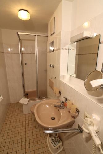 a bathroom with a sink and a shower at Apartment 17 - Ferienresidenz Roseneck, Galeriewohnung, mit Schwimmbad in Todtnauberg bei Feldberg in Todtnauberg