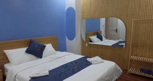 Tempat tidur dalam kamar di Hotel 9 Việt Đức Sea