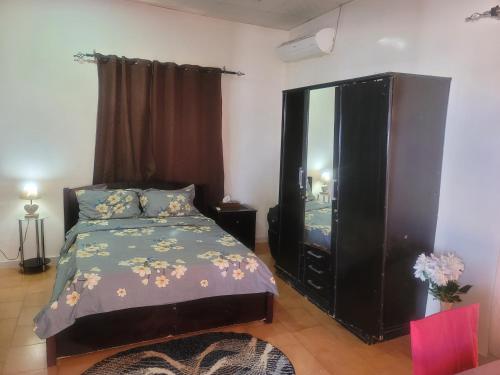 um quarto com uma cama e uma grande cómoda em Appt-sady em Djibouti