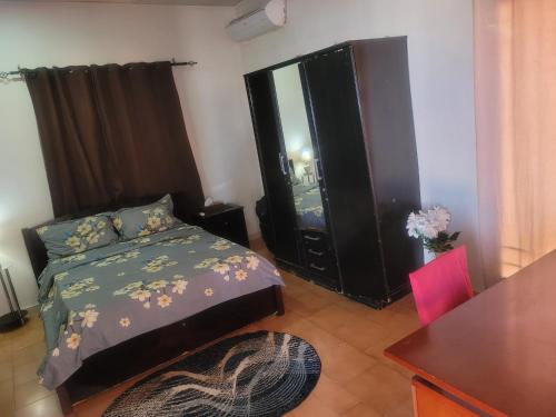 una camera con letto, cassettiera e tavolo di Appt-sady a Gibuti