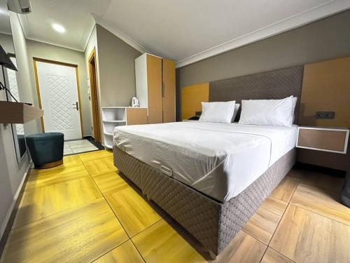 - une chambre avec un grand lit dans l'établissement acacus hotel, à Kigali