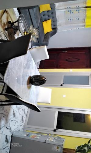 een mes bovenop een bureau bij Appartements meublés pas chers in Douala