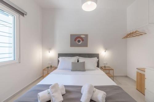 ein Schlafzimmer mit einem großen weißen Bett mit zwei Kissen in der Unterkunft The HostMaster Aethereal Style in Athen