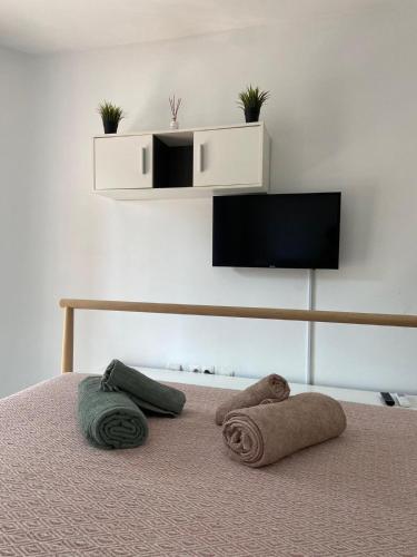 a bedroom with a bed with two towels on it at Carolina en Joan Miro in Torremolinos