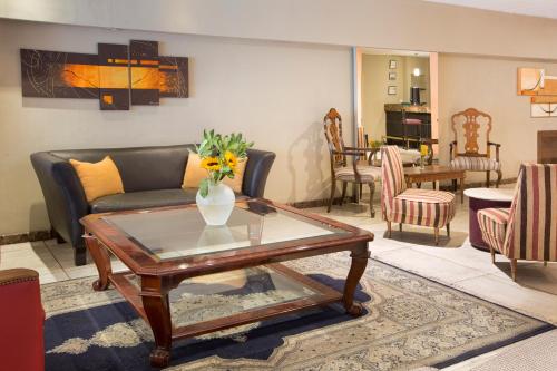 sala de estar con sofá y mesa de centro en Hotel Impala en Buenos Aires