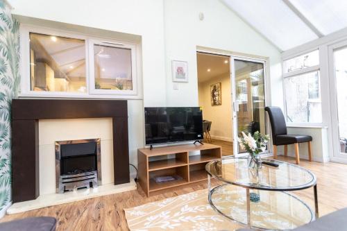 a living room with a fireplace and a tv at June Disc - Long Stay - Contractors in Bristol